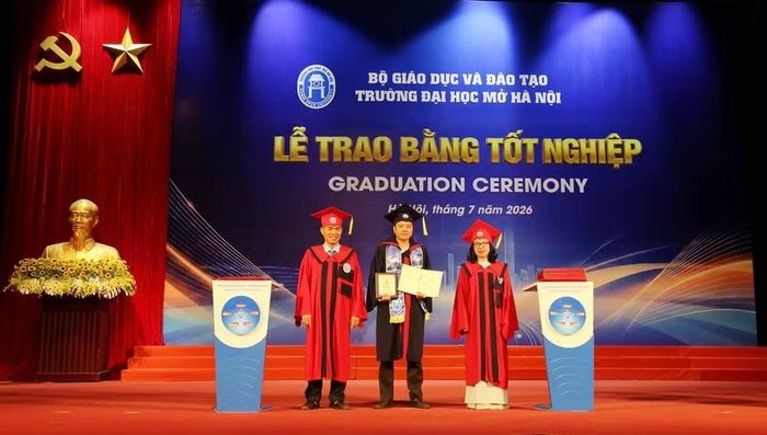 Lãnh đạo Trường Đại học Mở Hà Nội trao bằng tốt nghiệp cho người học.