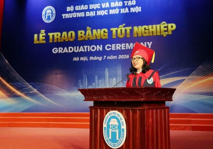 PGS.TS Nguyễn Thị Nhung nhấn mạnh bốn điều cốt lõi với các tân khoa.
