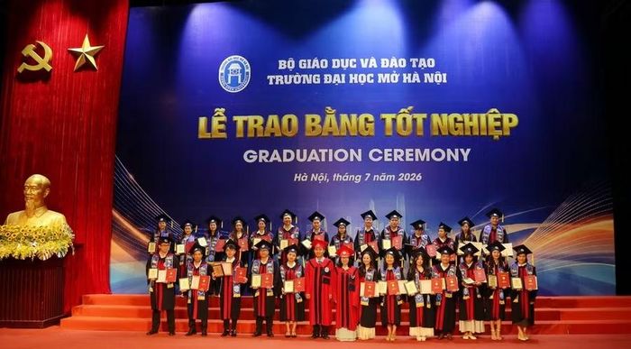 Tân Thạc sĩ có thành tích học tập và rèn luyện xuất sắc được Nhà trường vinh danh, khen thưởng.