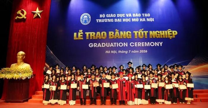 Tân cử nhân, kỹ sư có thành tích học tập và rèn luyện xuất sắc được Nhà trường vinh danh, khen thưởng.