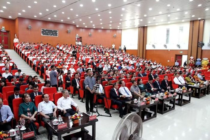 Các đại biểu tham dự buổi lễ.