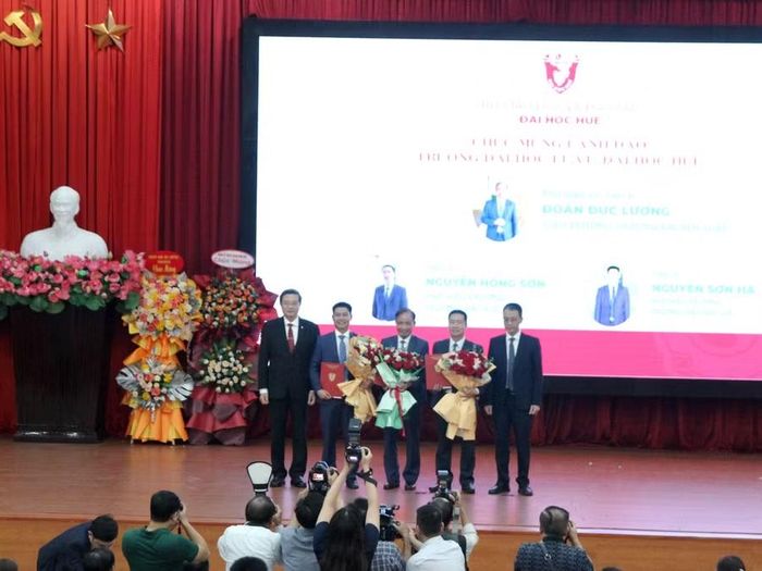 Ra mắt Ban Giám hiệu mới Trường Đại học Luật.
