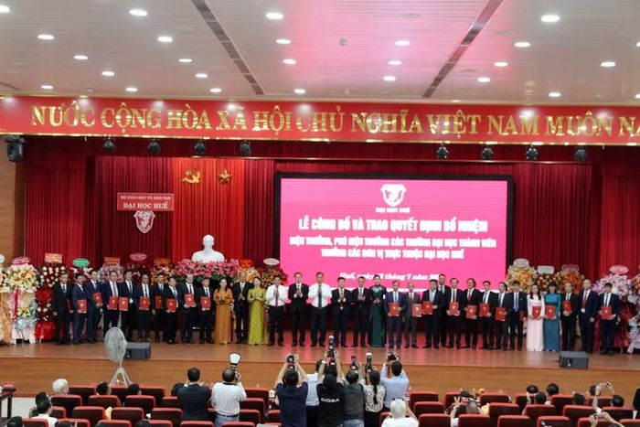Lễ công bố và trao quyết định bổ nhiệm Hiệu trưởng, Phó Hiệu trưởng các trường đại học thành viên và Trưởng các đơn vị trực thuộc Đại học Huế.