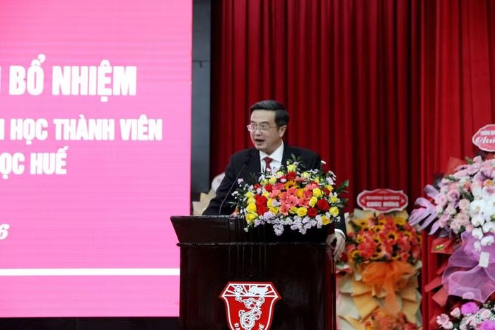 GS.TS Nguyễn Vũ Quốc Huy, Quyền Giám đốc Đại học Huế phát biểu giao nhiệm vụ cho các trưởng đơn vị.
