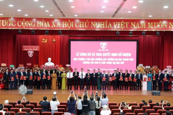 Lãnh đạo TP Huế cùng Đại học Huế; Hiệu trưởng, Phó Hiệu trưởng các trường đại học thành viên và Trưởng các đơn vị trực thuộc Đại học Huế chụp ảnh lưu niệm.