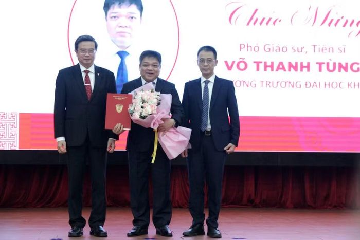 Trao quyết định bổ nhiệm PGS.TS Võ Thanh Tùng, Hiệu trưởng Trường Đại học Khoa học.
