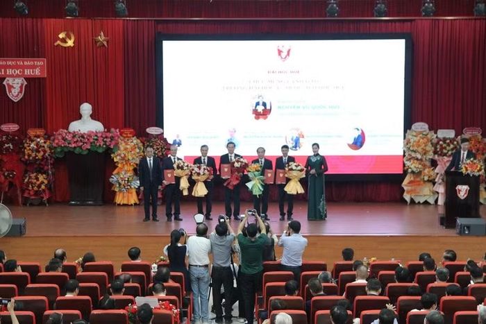 Ban Giám hiệu Trường Đại học Y Dược có 4 Phó Hiệu trưởng sau khi sáp nhập Trường Cao đẳng Y tế Huế.