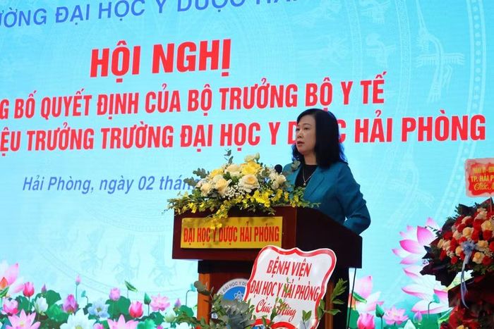 Bộ trưởng Bộ Y tế Đào Hồng Lan chúc mừng PGS.TS.BS Nguyễn Văn Khải được bổ nhiệm chức danh Hiệu trưởng.