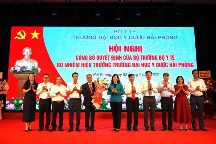 Các đại biểu chụp hình lưu niệm tại sự kiện.