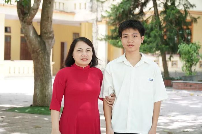 Em Bạch Sỹ Duy - lớp 12A, Trường THPT Nguyễn Sỹ Sách (xã Xuân Lâm) thủ khoa toàn tỉnh Nghệ An cùng cô giáo chủ nhiệm. Ảnh: Hồ Lài