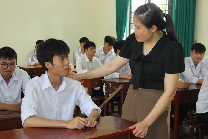 Cô giáo chủ nhiệm và em Nguyễn Văn Mạnh (lớp 12A6, Trường THPT Nguyễn Đình Liễn).