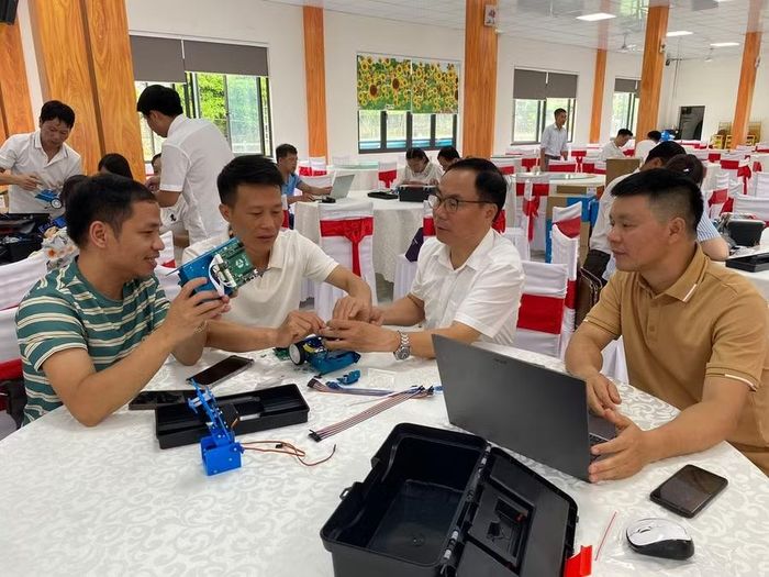 Hoạt động giúp giáo viên làm chủ thiết bị giảng dạy.