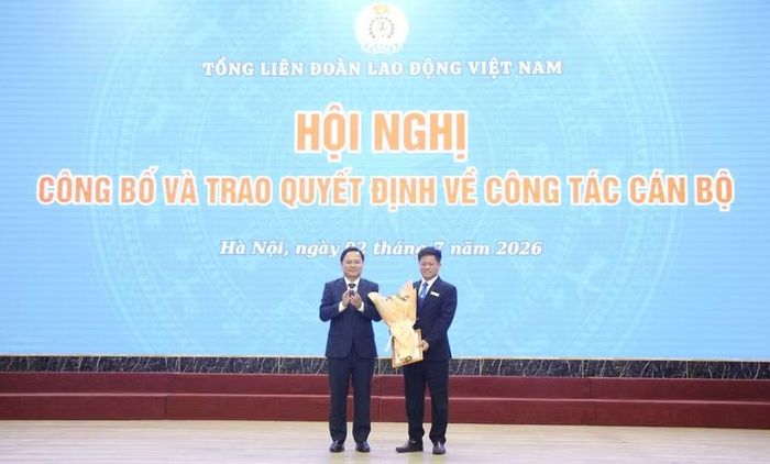 PGS.TS Nguyễn Hiệp Thương (bên phải) được bổ nhiệm Phó Hiệu trưởng Trường ĐH Công đoàn.