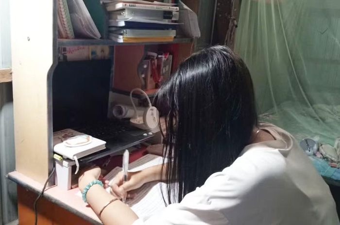 Cô học trò vùng biên cặm cụi bên trang sách, nỗ lực vượt khó chạm cánh cửa đại học.