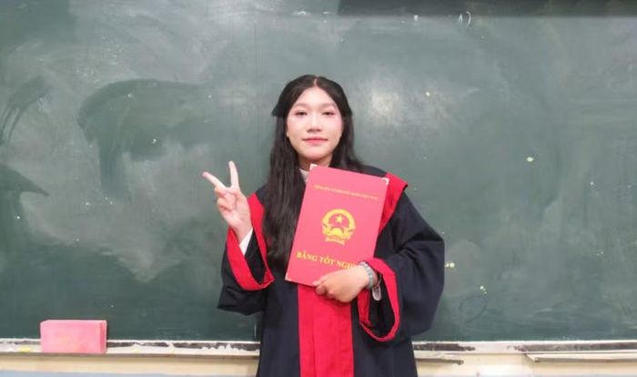 Chân dung nữ sinh Đinh Yến Linh vừa đạt điểm 10 môn Lịch sử trong Kỳ thi tốt nghiệp THPT năm 2026.