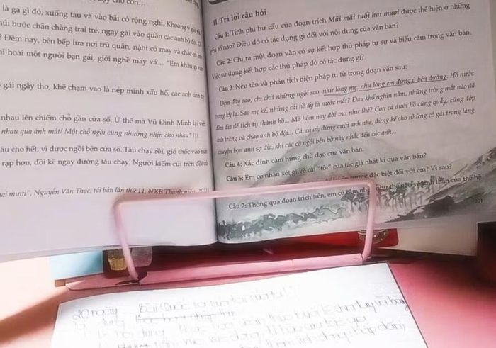 Một góc học tập của Yến Linh.