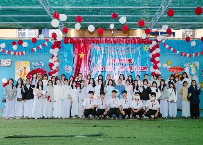 Cô chủ nhiệm Trần Thị Hằng chụp ảnh lưu niệm cùng các em học sinh.
