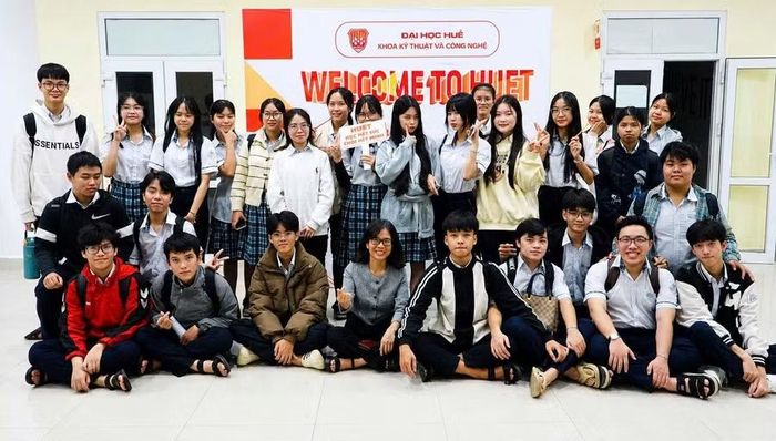Huynh cùng các bạn đến tham quan, trải nghiệm tại Khoa Kỹ thuật và Công nghệ - Đại học Huế - nơi có đào tạo ngành Kỹ sư.