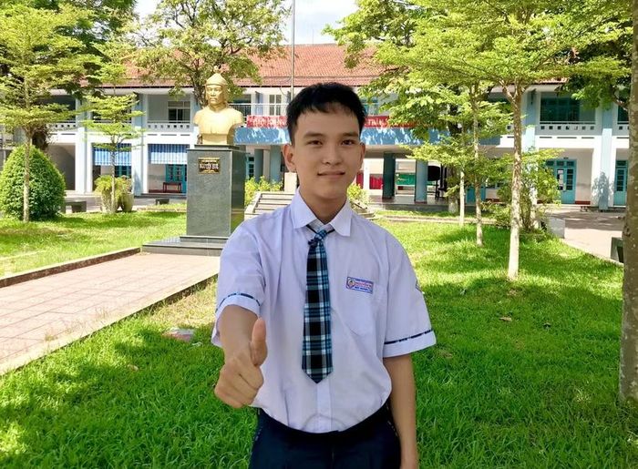 Nam sinh Hoàng Đức Huynh (lớp 12/3, Trường THPT Nguyễn Huệ, TP Huế) với điểm số 29,5 khối A00.