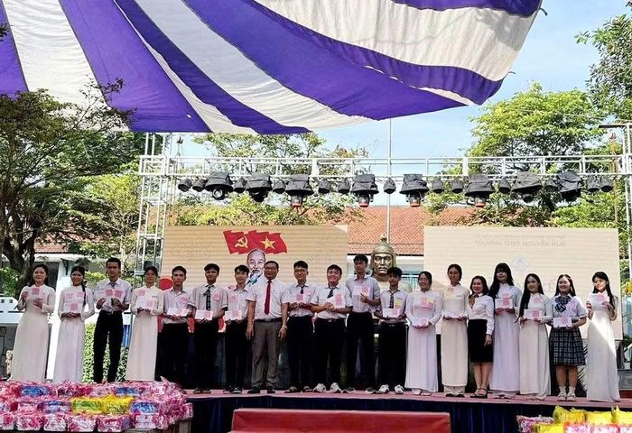 Hoàng Đức Huynh (thứ 5 từ trái qua) nhận phần thưởng tuyên dương của nhà trường với giải Nhì học sinh giỏi Toán và Vật lí cấp thành phố năm lớp 12.