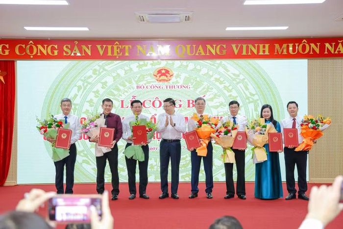 PGS.TS Đinh Văn Châu - Hiệu trưởng Trường Đại học Điện Lực (thứ 3 từ trái sang) nhận quyết định bổ nhiệm.
