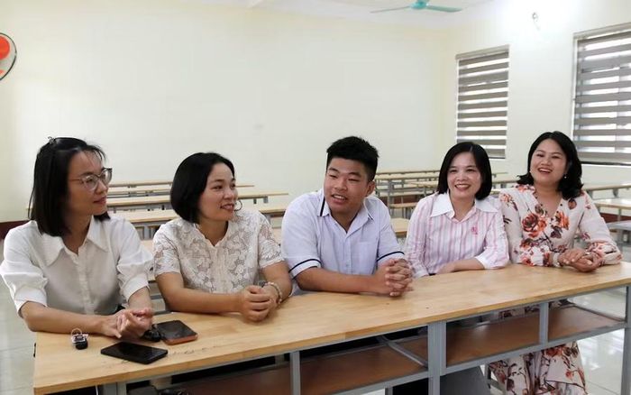 Tùng Dương chia sẻ niềm vui cùng cô giáo chủ nhiệm và các cô giáo bộ môn.