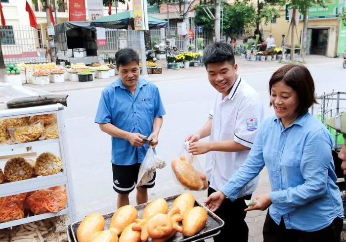 Ngoài giờ học, Dương tranh thủ phụ mẹ bán hàng.