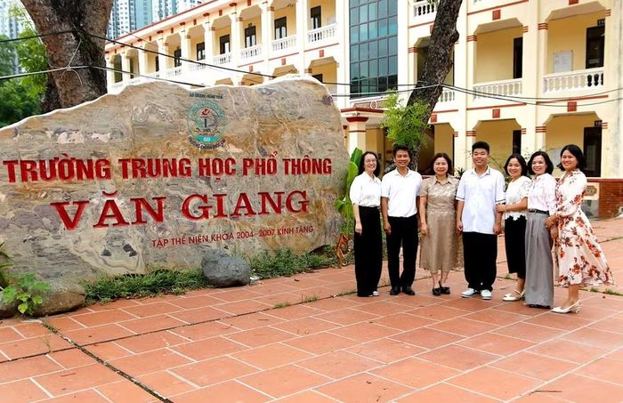 Ban giám hiệu Trường THPT Văn Giang và cô giáo chủ nhiệm và các cô giáo bộ môn lớp 12M chụp ảnh kỉ niệm cùng Đào Tùng Dương.