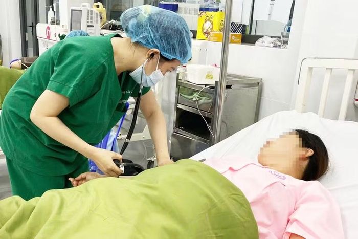 Sản phụ tiếp tục được theo dõi điều trị chuyên sâu sau phẫu thuật. Ảnh: BVCC.