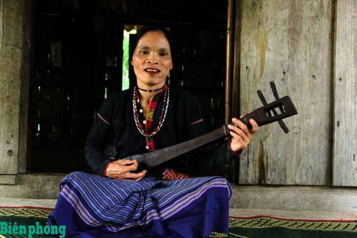 Nghệ nhân Hồ Thị Tâm giới thiệu các làn điệu dân ca của đồng bào Bru-Vân Kiều qua tiếng đàn Ta lư. Ảnh: Phạm Tiến