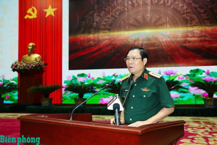 Đại tướng Nguyễn Tân Cương trình bày báo cáo tóm tắt kết quả công tác quân sự, quốc phòng 6 tháng đầu năm 2026. Ảnh: Dân Chủ