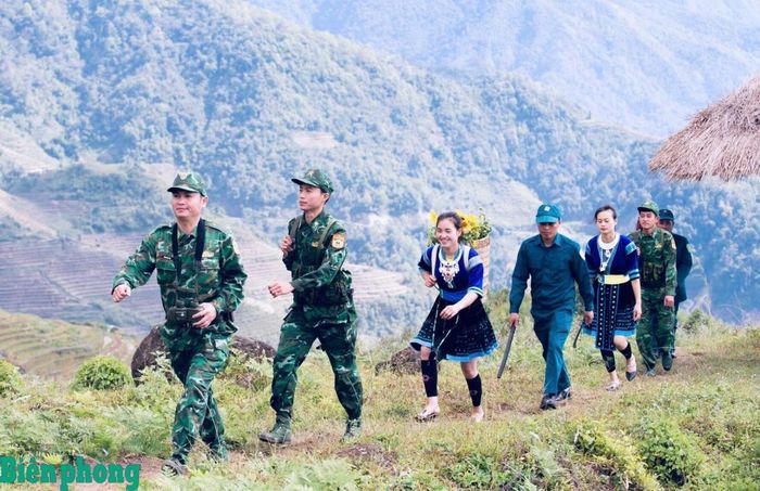Cán bộ, chiến sĩ Bộ đội Biên phòng tỉnh Lai Châu cùng dân quân và nhân dân các xã biên giới tuần tra, bảo vệ đường biên, mốc quốc giới, góp phần xây dựng thế trận Biên phòng toàn dân vững chắc. Ảnh: Đức Duẩn