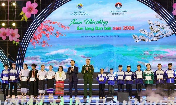 Trong khuôn khổ chương trình “Xuân Biên phòng ấm lòng dân bản” năm 2026 tại tỉnh Hà Tĩnh, Trung tướng Vũ Trung Kiên, Ủy viên Ban Chấp hành Trung ương Đảng, Ủy viên Quân ủy Trung ương, Tư lệnh Bộ đội Biên phòng (thứ 9, từ phải sang) và đồng chí Nguyễn Duy Lâm, Ủy viên Ban Chấp hành Trung ương Đảng, Bí thư Tỉnh ủy Hà Tĩnh (thứ 8, từ trái sang) trao tặng 30 suất học bổng cho các em học sinh. Ảnh: Báo Hà Tĩnh