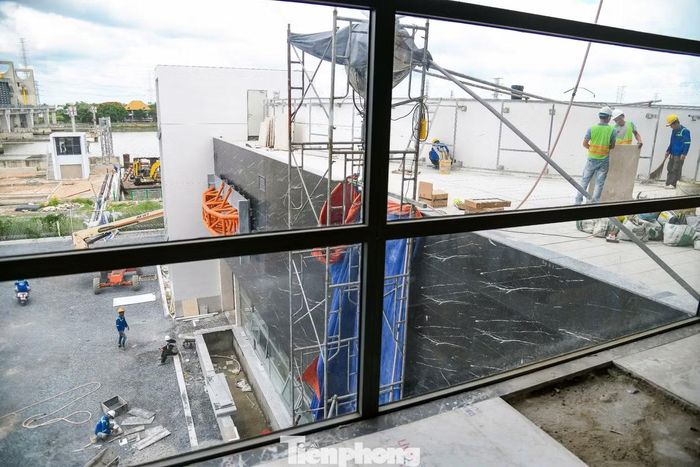 Hiện trên toàn công trường có khoảng 500 công nhân cùng 150 kỹ sư, cán bộ kỹ thuật làm việc theo ca để hoàn thiện các hạng mục cuối. “Mặc dù hiện nay công trường chủ yếu tổ chức một ca làm việc nhưng toàn bộ lực lượng đều trong tâm thế sẵn sàng tăng cường nhân lực, thiết bị và thời gian thi công ngay khi các điều kiện cho phép để đẩy nhanh tiến độ”, ông Bảo thông tin.