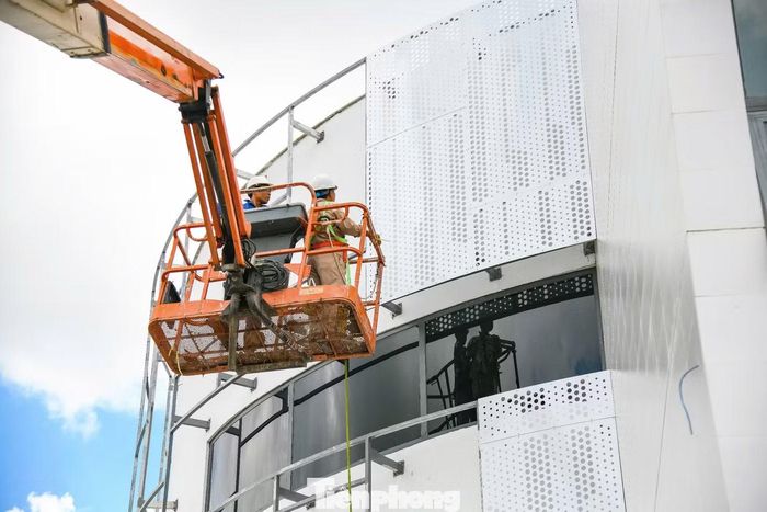 Không khí thi công tại dự án chống ngập 10.000 tỷ đồng càng thêm rộn ràng khi TPHCM đang hướng tới kỷ niệm 50 năm Sài Gòn - Gia Định chính thức mang tên Chủ tịch Hồ Chí Minh. Theo nhà đầu tư, đây không chỉ là dấu mốc lịch sử mà còn là động lực để tập thể kỹ sư, công nhân tăng tốc hoàn thiện một trong những công trình chống ngập lớn nhất của thành phố.
