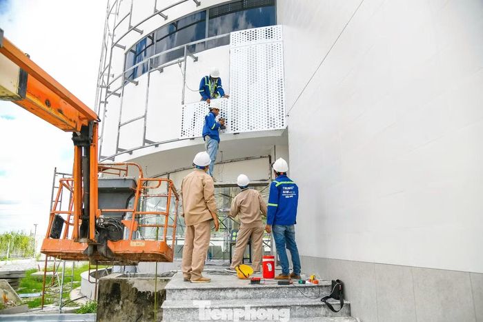 Gắn bó với dự án suốt 8 năm, ông Hữu Mạnh, kỹ sư giám sát cống Mương Chuối, cho biết việc công trình được tái khởi động đã tiếp thêm động lực cho đội ngũ kỹ sư, công nhân trên công trường. Ông kỳ vọng các vướng mắc sớm được tháo gỡ để dự án tăng tốc thi công, sớm hoàn thành trong năm 2026, góp phần giảm ngập và cải thiện môi trường sống cho người dân TPHCM.