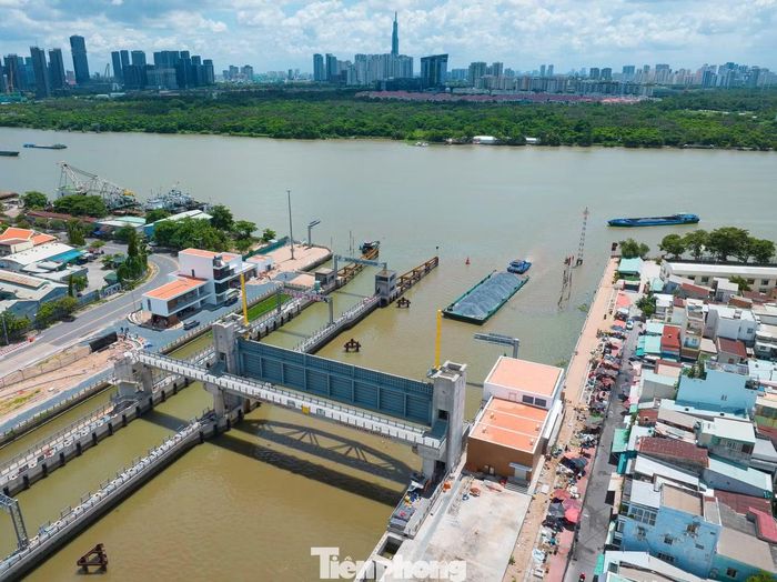 Không chỉ tại Mương Chuối, các cống kiểm soát triều lớn như Phú Xuân và Tân Thuận cũng đang được tái tổ chức thi công, hướng đến mục tiêu hoàn thiện toàn bộ hệ thống để chuẩn bị kết nối thiết bị, chạy thử và vận hành đồng bộ.