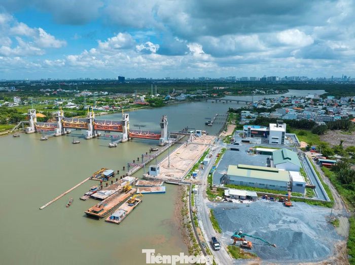  Bên ngoài công trường, vật liệu xây dựng cũng vừa được tập kết. Máy móc, thiết bị cơ giới đã được huy động trở lại, sẵn sàng triển khai đồng loạt các phần việc còn lại. 