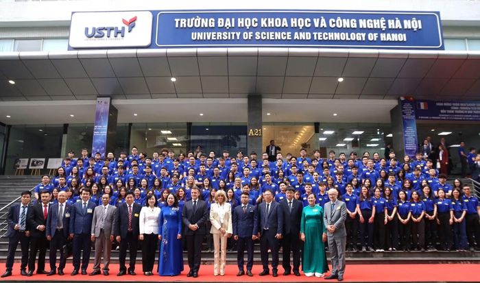 Tổng thống Pháp Emmanuel Macron và phu nhân Brigitte Macron thăm và làm việc với Trường Đại học Khoa học và Công nghệ Hà Nội, thuộc Viện Hàn lâm Khoa học và Công nghệ Việt Nam. Ảnh: Viện HLKHCN Việt Nam cung cấp.