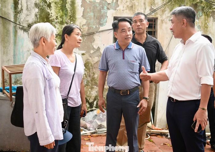 Trong thời gian tới, UBND phường Ngọc Hà sẽ tiếp tục đẩy mạnh công tác tuyên truyền, vận động; đồng thời phối hợp với Ban Quản lý dự án đầu tư xây dựng công trình giao thông thành phố hoàn thiện các thủ tục bố trí nhà tái định cư ngay khi UBND TP Hà Nội giao quỹ nhà. Trong ảnh là Phó Chủ tịch UBND phường Ngọc Hà Đỗ Hà Thanh kiểm tra tiến độ dự án cống hóa mương kết hợp xây dựng tuyến đường từ nút rẽ ra phố Núi Trúc đến phố Sơn Tây, sáng 1/7.