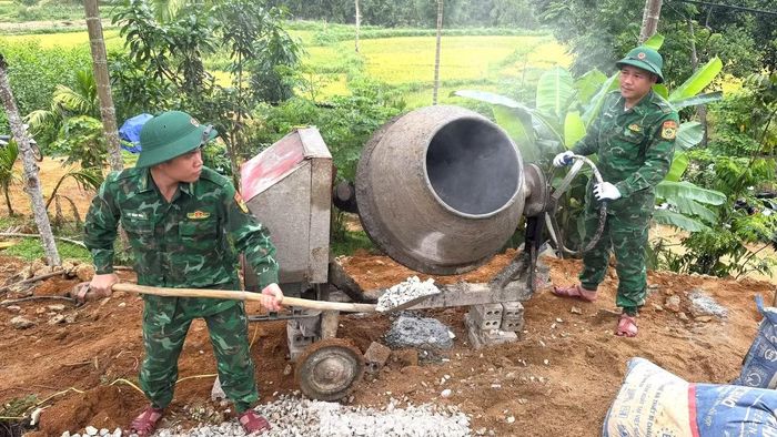 Cán bộ, chiến sĩ biên phòng Nghệ An ra quân giúp gia đình con đẻ của người hoạt động kháng chiến bị nhiễm chất độc da cam xây nhà mới.