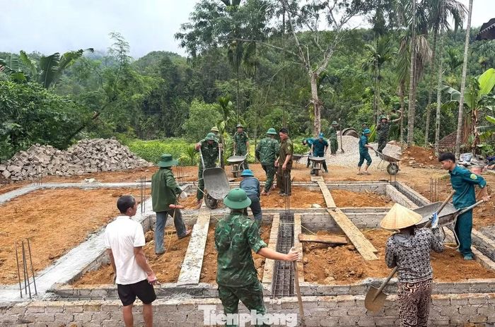 Đồn Biên phòng Hạnh Dịch phối hợp với các đơn vị huy động hơn 30 cán bộ, chiến sĩ tham gia hỗ trợ ngày công giúp đỡ gia đình ông Lô Văn Ba (bản Na Chàng) đổ móng nhà.