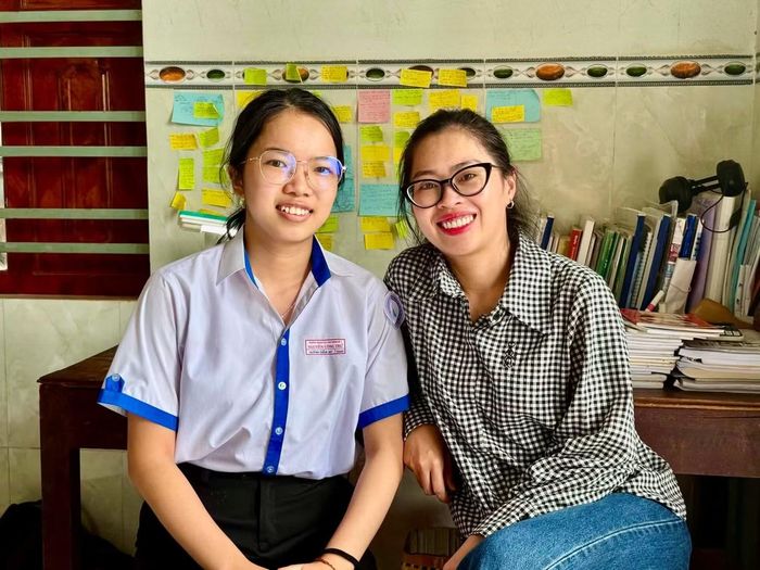 Em Huỳnh Diễm My (bìa trái) hạnh phúc sau khi đạt 3 điểm 10.