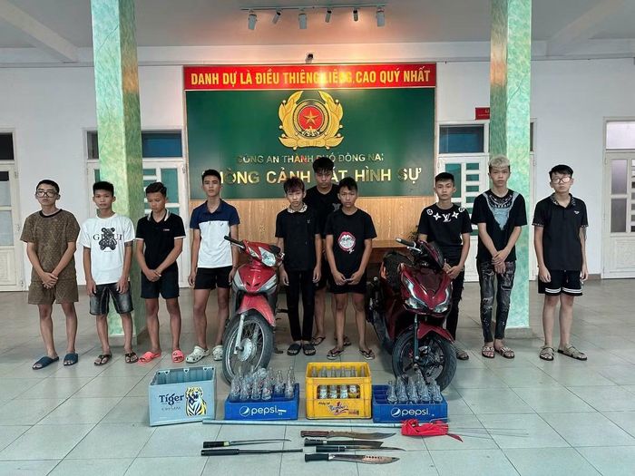 Các đối tượng cùng tang vật tại cơ quan công an Đồng Nai