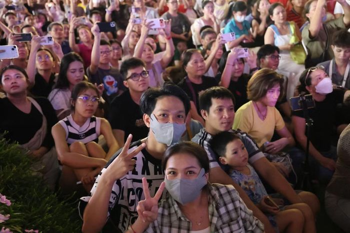 Các bạn trẻ phấn khởi hòa vào bầu không khí lễ hội.