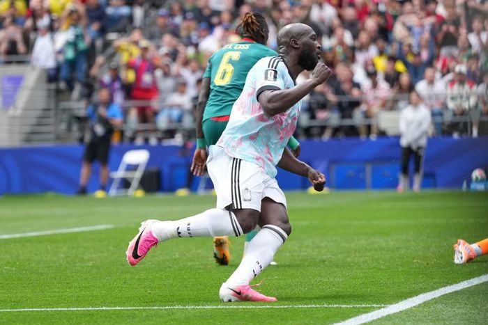 Lukaku ăn mừng bàn thắng rút ngắn tỷ số.