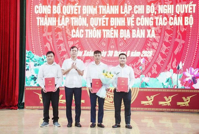 Đỗ Linh Chi (bìa phải) nhận quyết định làm Trưởng thôn Tân Bình (xã Như Xuân).