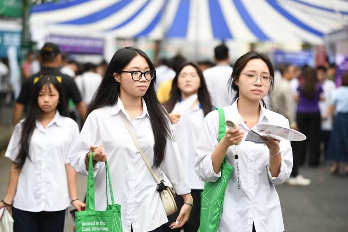 Thí sinh tìm hiểu thông tin tuyển sinh đại học 2026. Ảnh: Dương Triều