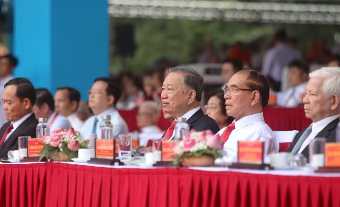 Lãnh đạo, nguyên lãnh đạo Đảng và Nhà nước dự lễ kỷ niệm 50 năm TPHCM vinh dự mang tên Bác.