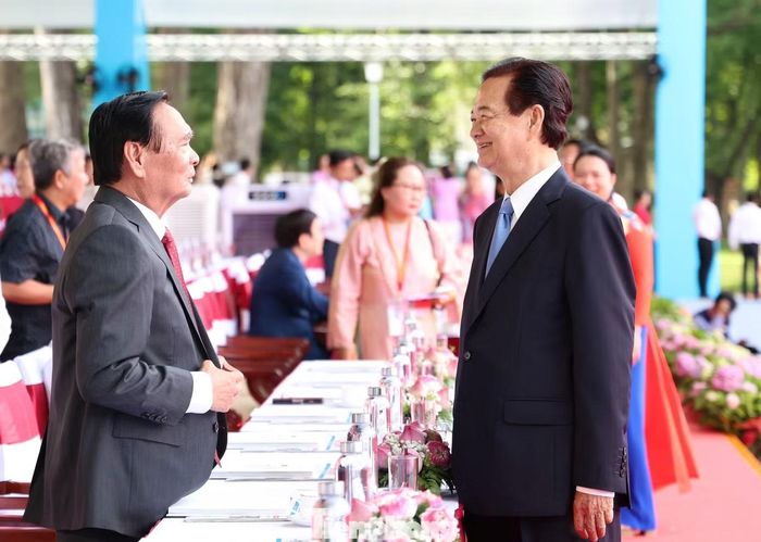 Nguyên Thủ tướng Chính phủ Nguyễn Tấn Dũng (bên phải) cùng nguyên Thường trực Ban Bí thư Lê Hồng Anh dự Lễ kỷ niệm 50 năm Ngày thành phố Sài Gòn - Gia Định chính thức vinh dự mang tên Chủ tịch Hồ Chí Minh.